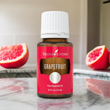 Aplicación tópica diluida de pomelo Young Living para cuidado de la piel.