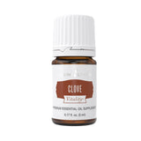 Botella de Young Living Clavo Vitalidad vertiendo aceite para potenciar comidas.