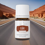 Clavo Vitalidad de Young Living en primer plano, especia aromática.
