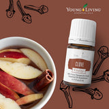 Gotas caen en té con Clavo Vitalidad de Young Living.