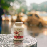 Young Living CortiStop cápsulas en mesa: uso diario para bienestar sostenido