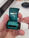 Aplicación Deep Relief de Young Living en la piel, alivio focal para hombros y cuello.