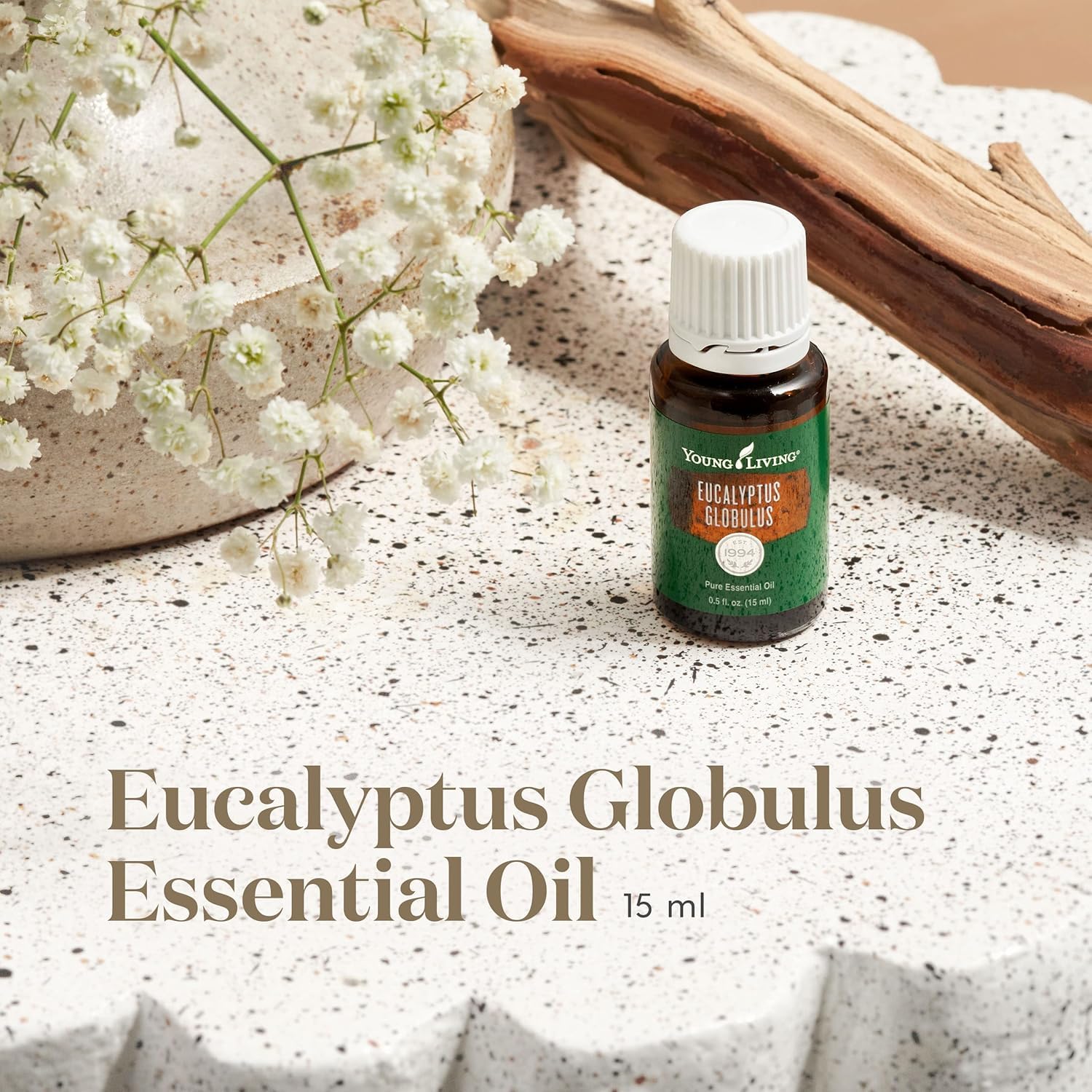 Young Living Eucalipto Globulus en difusor creando aroma fresco.