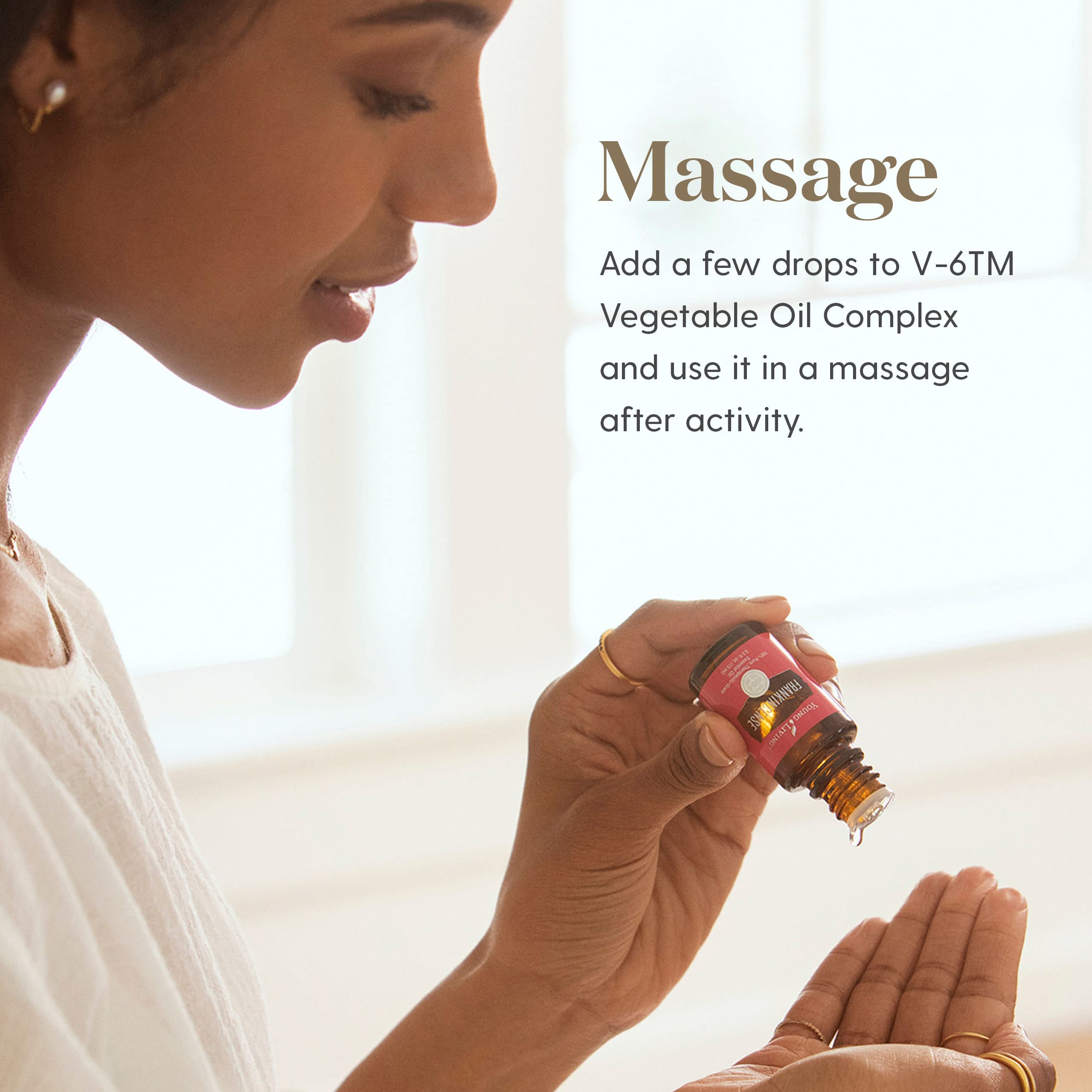 Aplicación de masaje con aceite de incienso Young Living relajante.