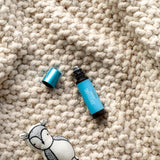 Envase compacto de KidScents SniffleEase, perfecto para viajar.