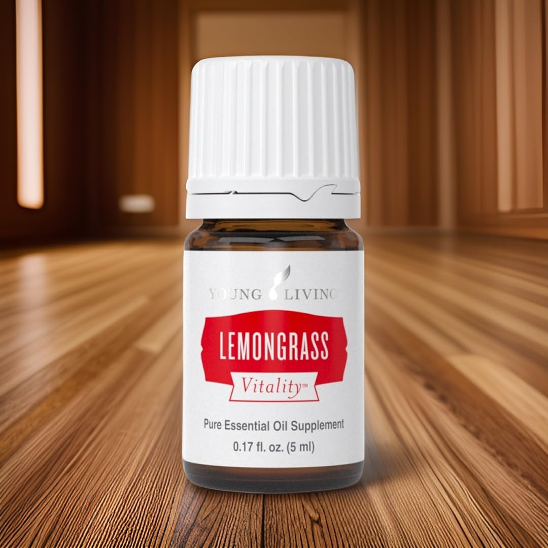 Manos sosteniendo Young Living Lemongrass Vitality para uso diario.