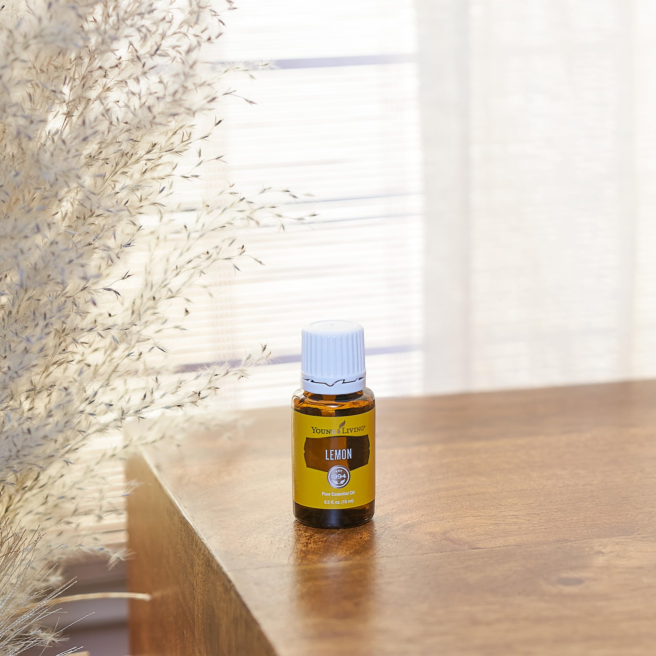 Young Living Limón: frasco compacto de 15 ml para uso diario.