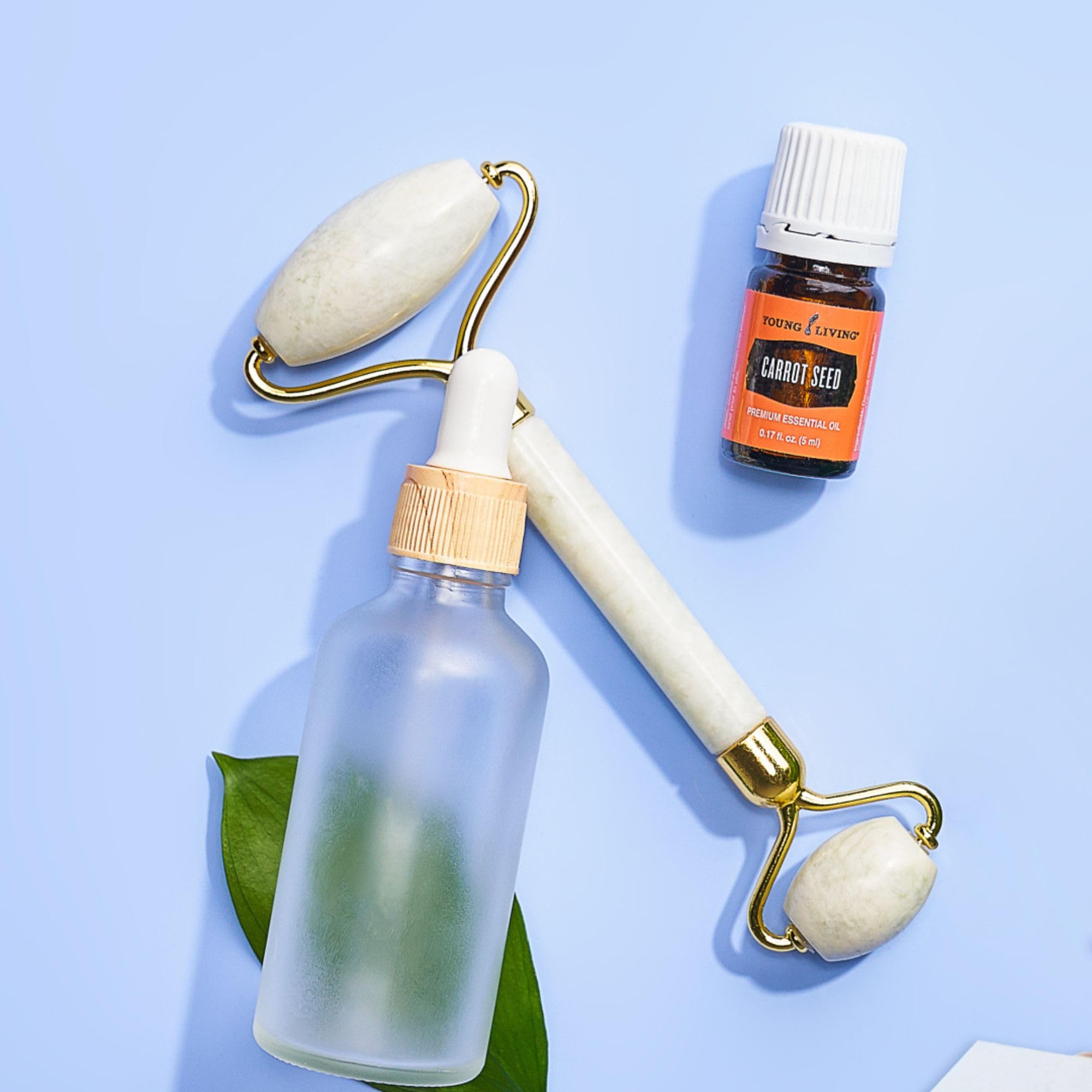 Limpieza suave con Aceite de Zanahoria Young Living para piel limpia.
