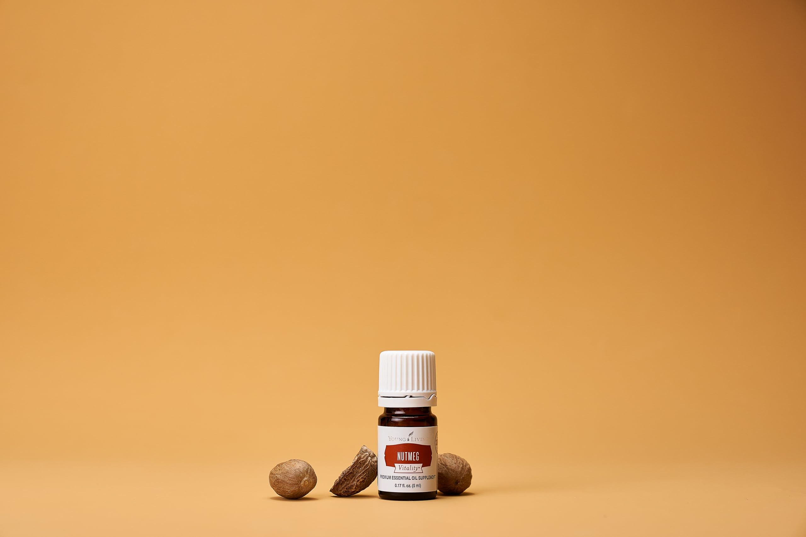 Young Living Nutmeg Vitality aporta aroma de nuez moscada a caldos