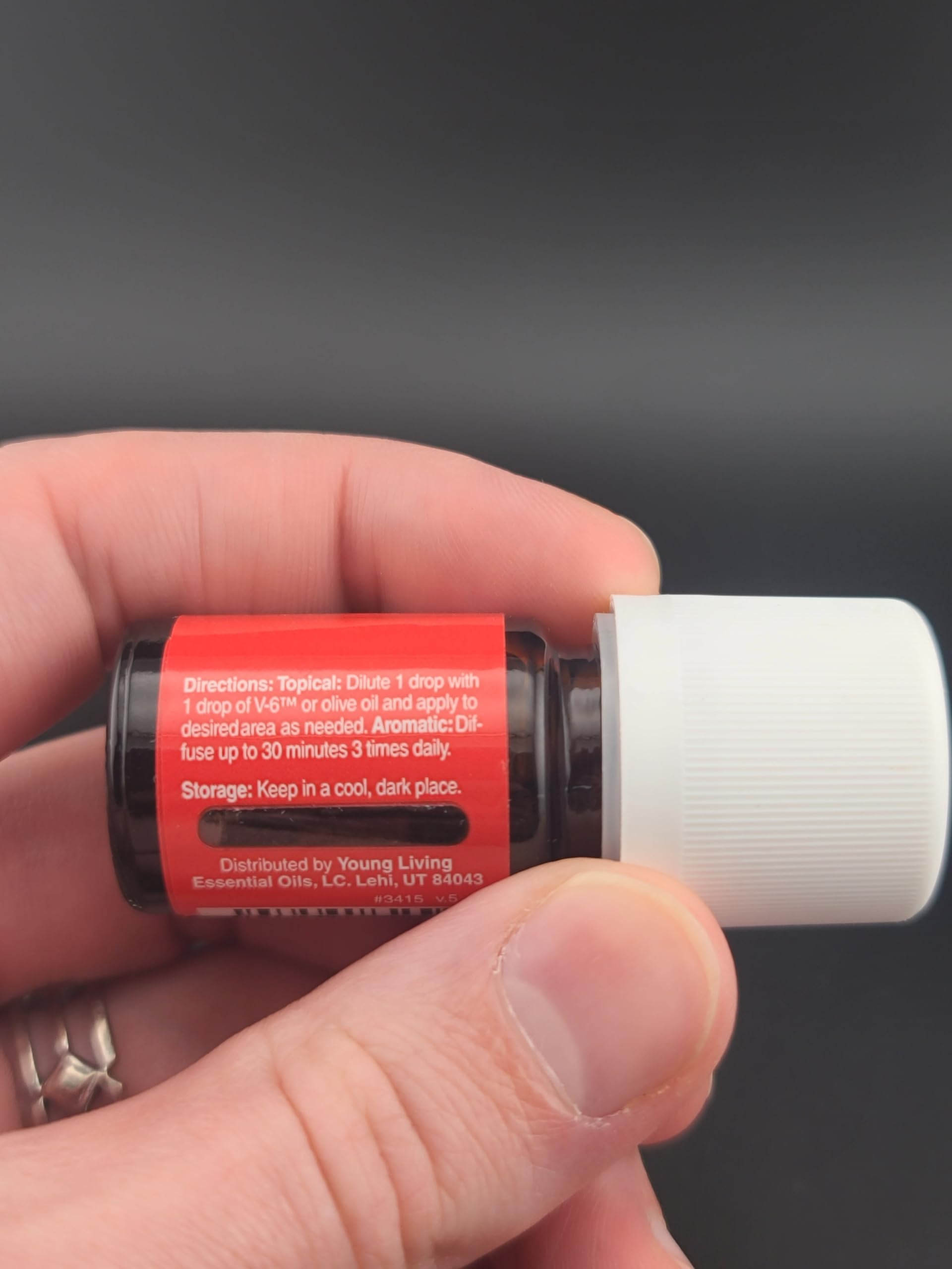Young Living Raven: aplicación en masaje para bienestar diario.