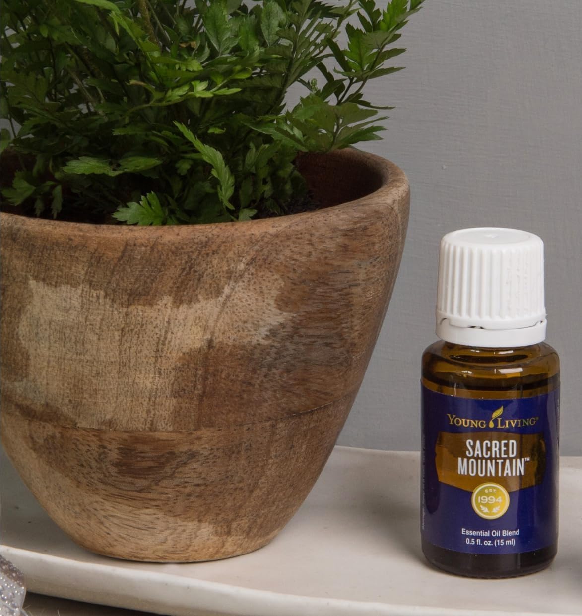 Young Living Sacred Mountain paisaje montañoso que inspira tranquilidad.