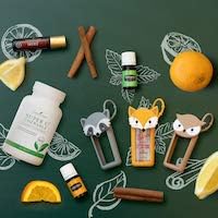 Young Living Super C Tabletas en manos para dosificación diaria fácil.