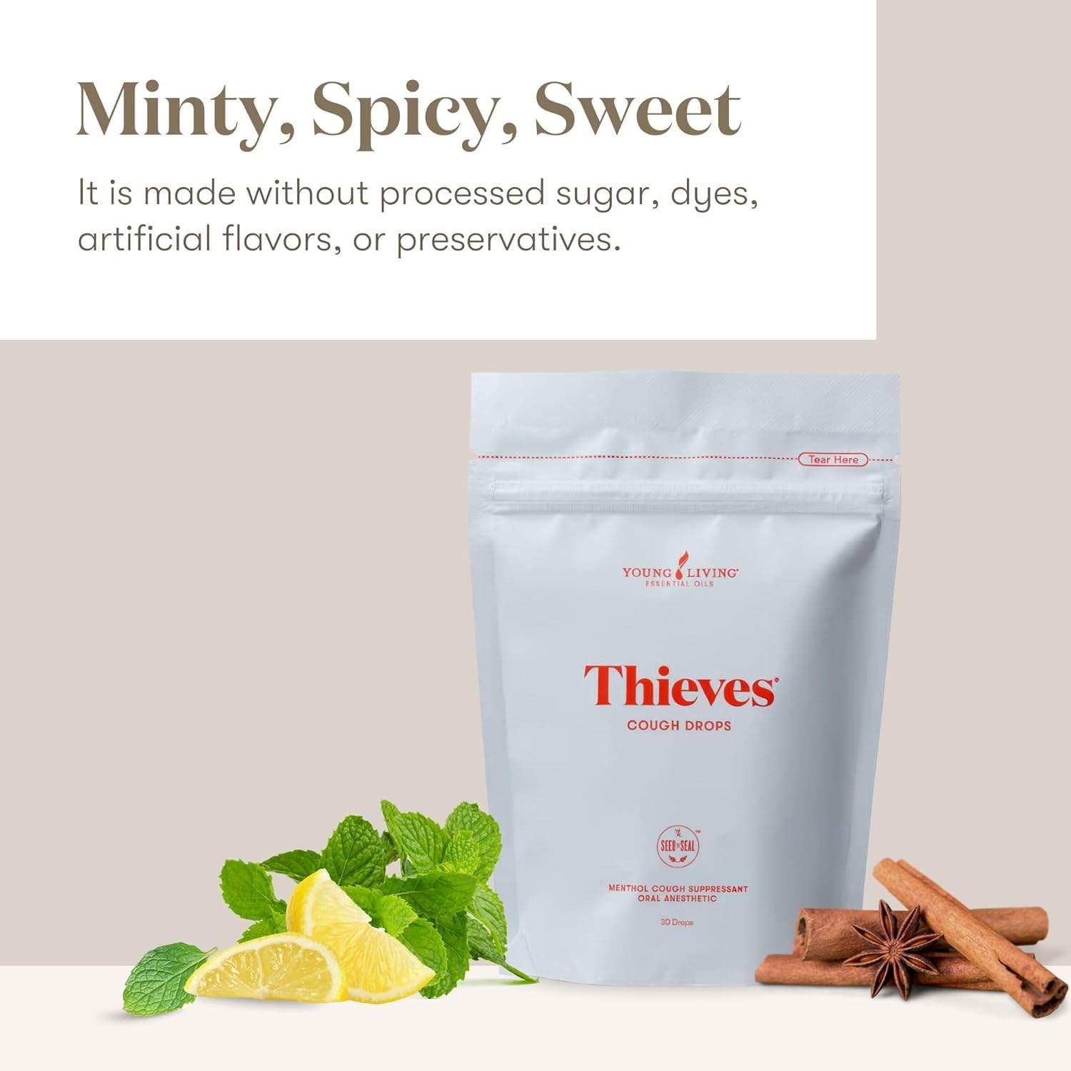 Envase abierto de Thieves Cough Drops, muestra la consistencia y tono ámbar.