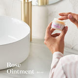 Young Living ungüento rosa aplicado para suavizar la piel áspera.