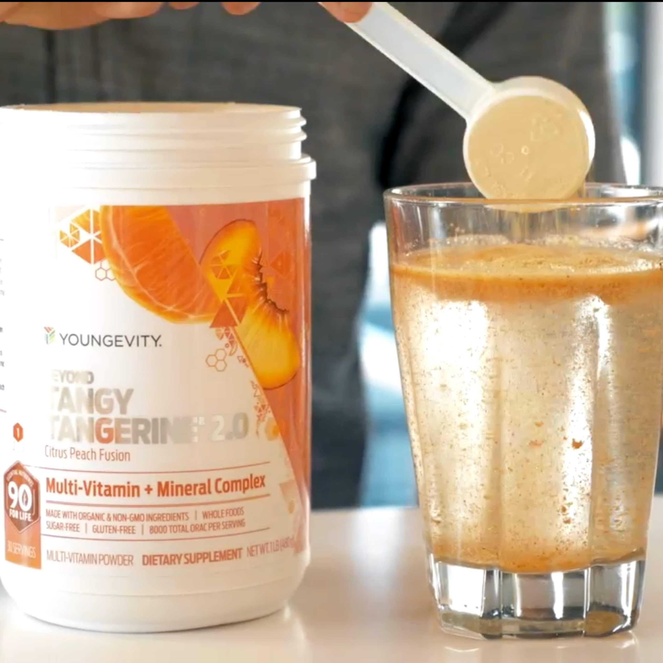 Cuchara medidora de Beyond Tangy Tangerine 2.0 para dosificar con precisión.