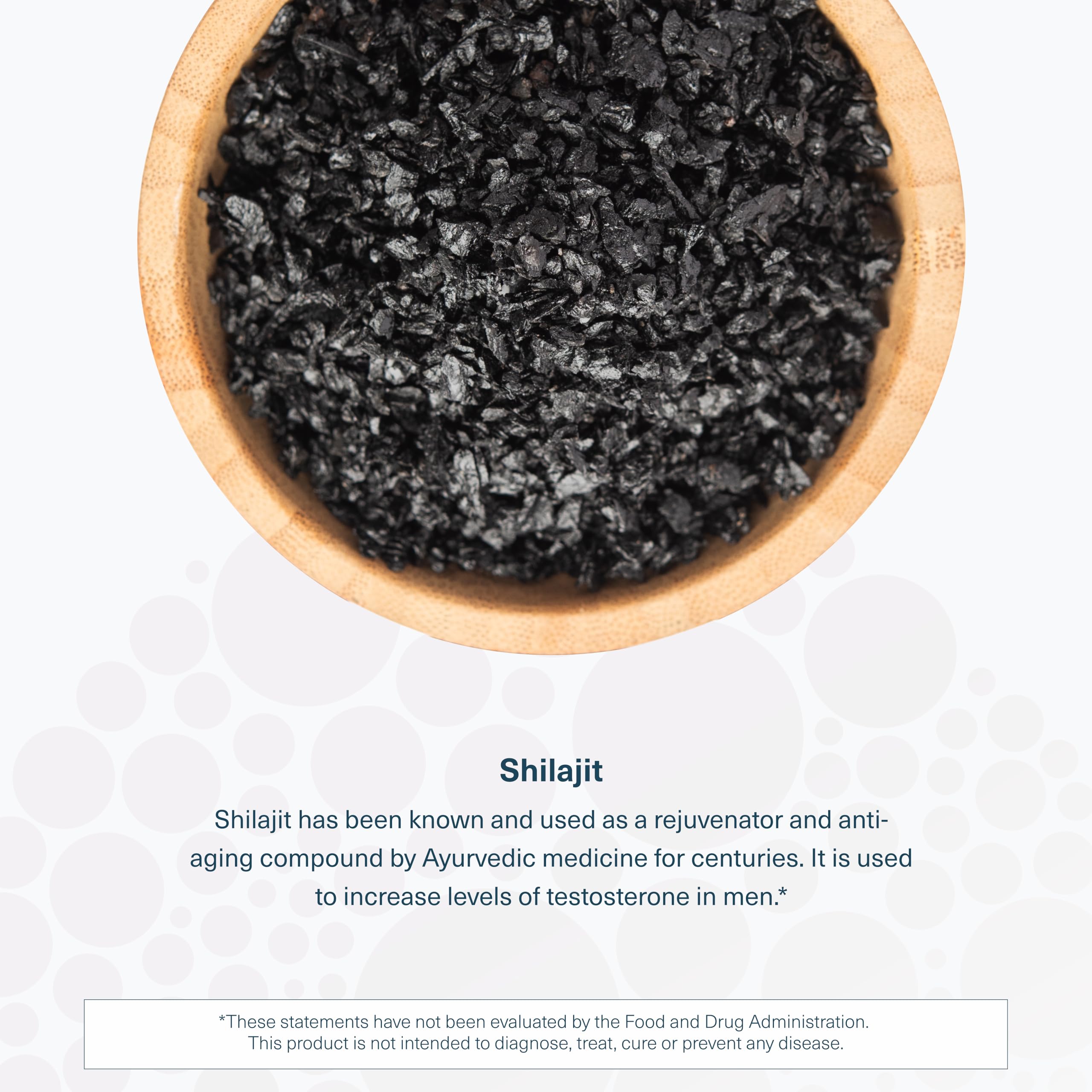 Hombre en gimnasio usando Shilajit, cápsulas para resistencia.