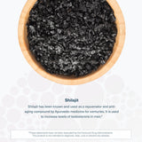 Hombre en gimnasio usando Shilajit, cápsulas para resistencia.
