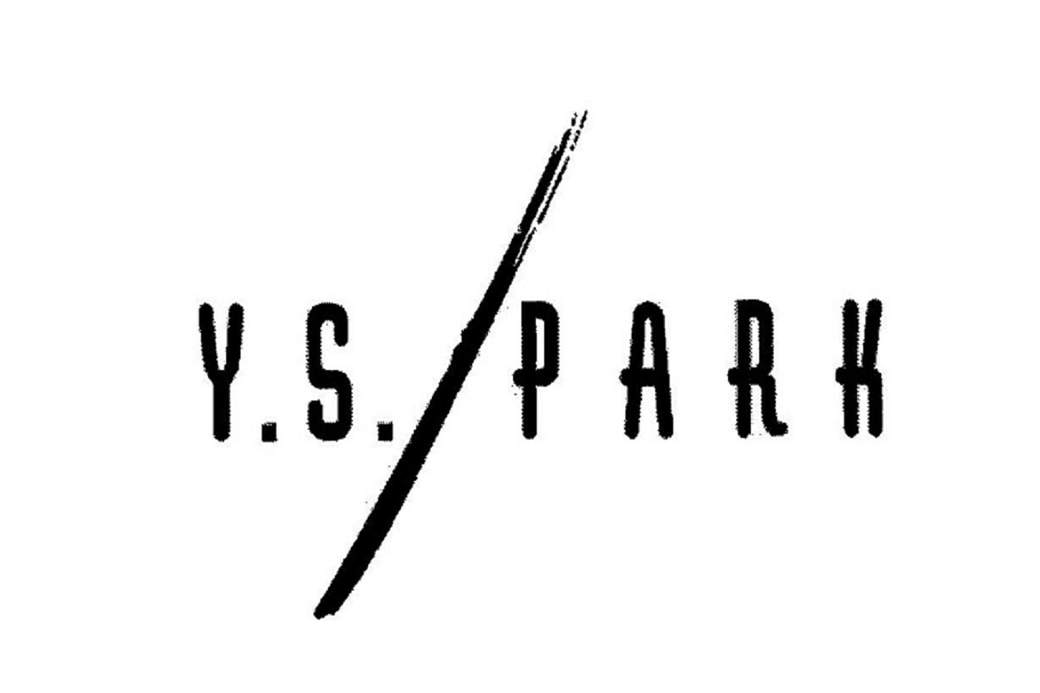 Difusor grande negro de YS Park, detalle que mejora el acabado al peinar.