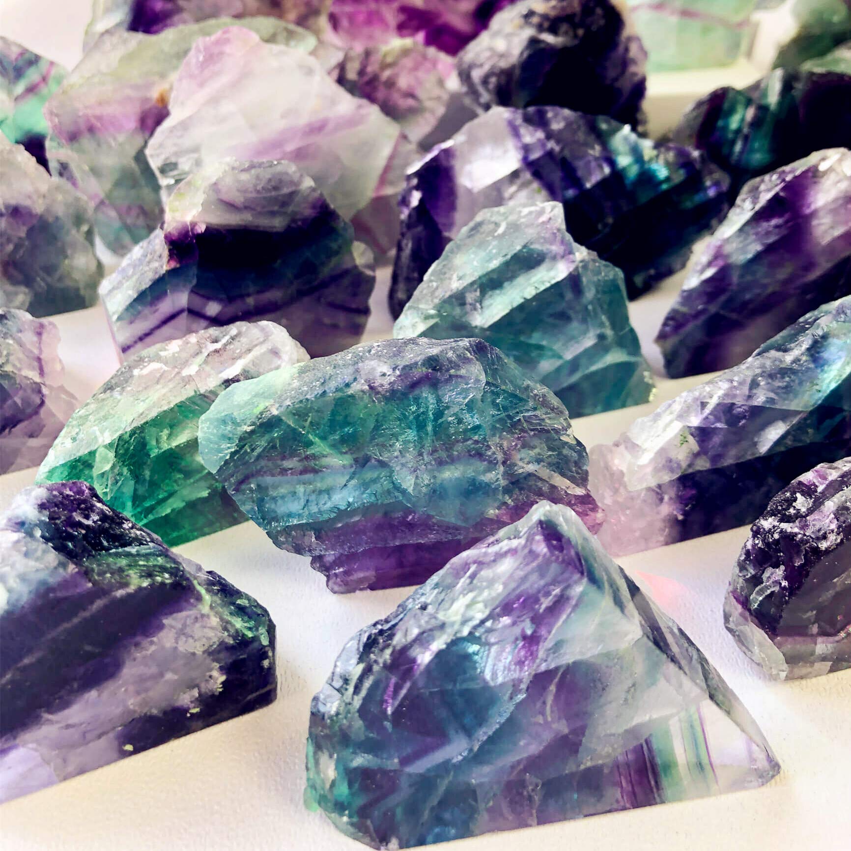 Zenkeeper fluorita piedra gruesa 1lb, ideal para meditación y exposición decorativa