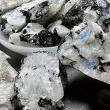 Detalle iridiscente de la piedra luna arcoíris Zenkeeper.