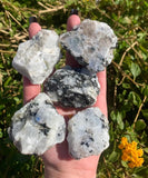 Piedra luna arcoíris para envoltura de alambre y creación artesanal.