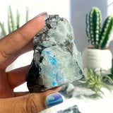 Piedra luna arcoíris pulida, ideal para piezas de joyería únicas.