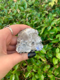 Piedra luna arcoíris para rituales Wicca y prácticas espirituales suaves.