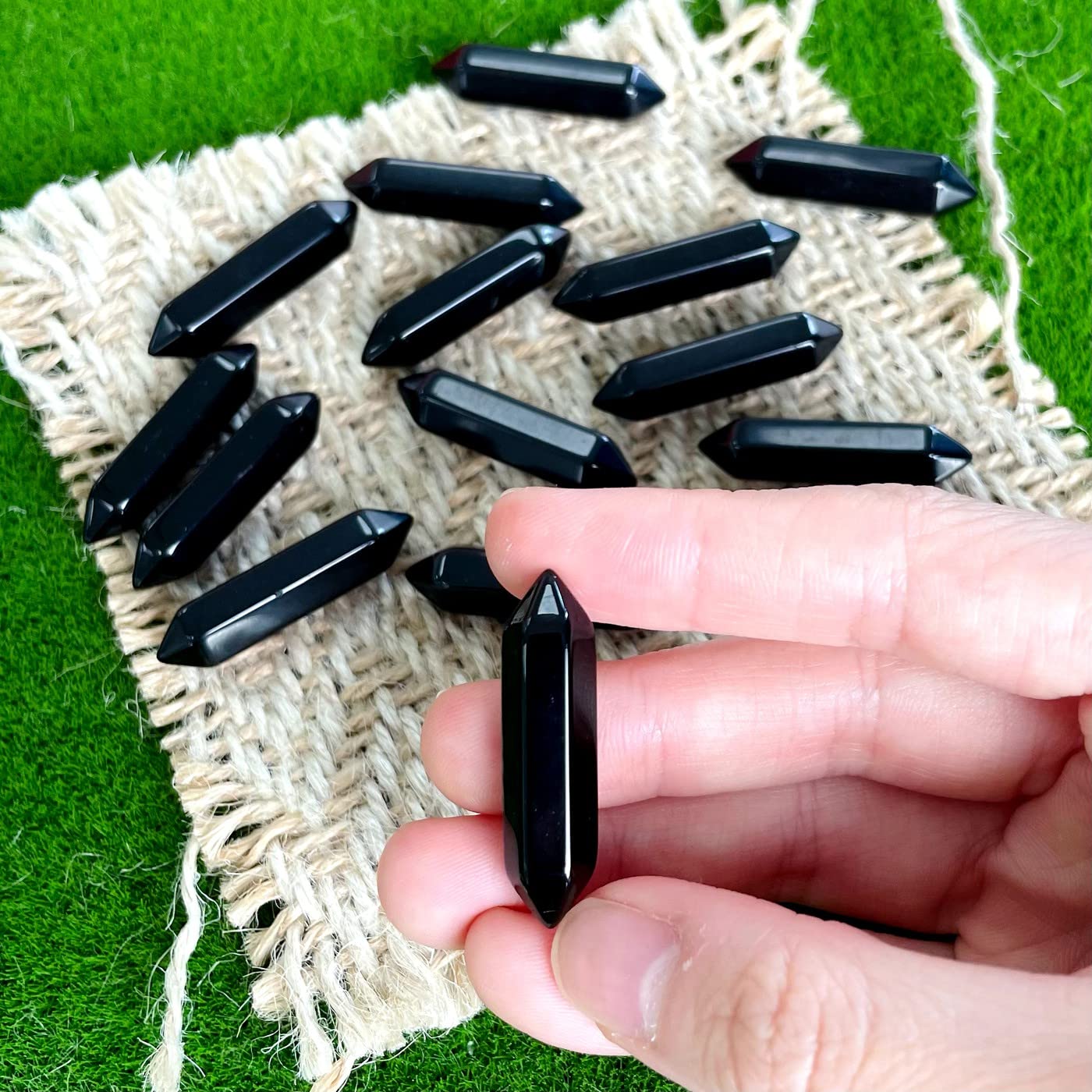 Puntas de obsidiana negra de ZHIYUXI en la mesa para decoración y enfoque