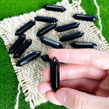 Puntas de obsidiana negra de ZHIYUXI en la mesa para decoración y enfoque