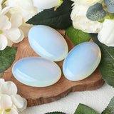 Detalle pulido Opalite ZHIYUXI, muestra brillos iridiscentes para meditaciones breves.