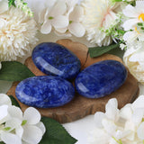 Piedra palma ZHIYUXI sodalita azul con textura suave para concentración.
