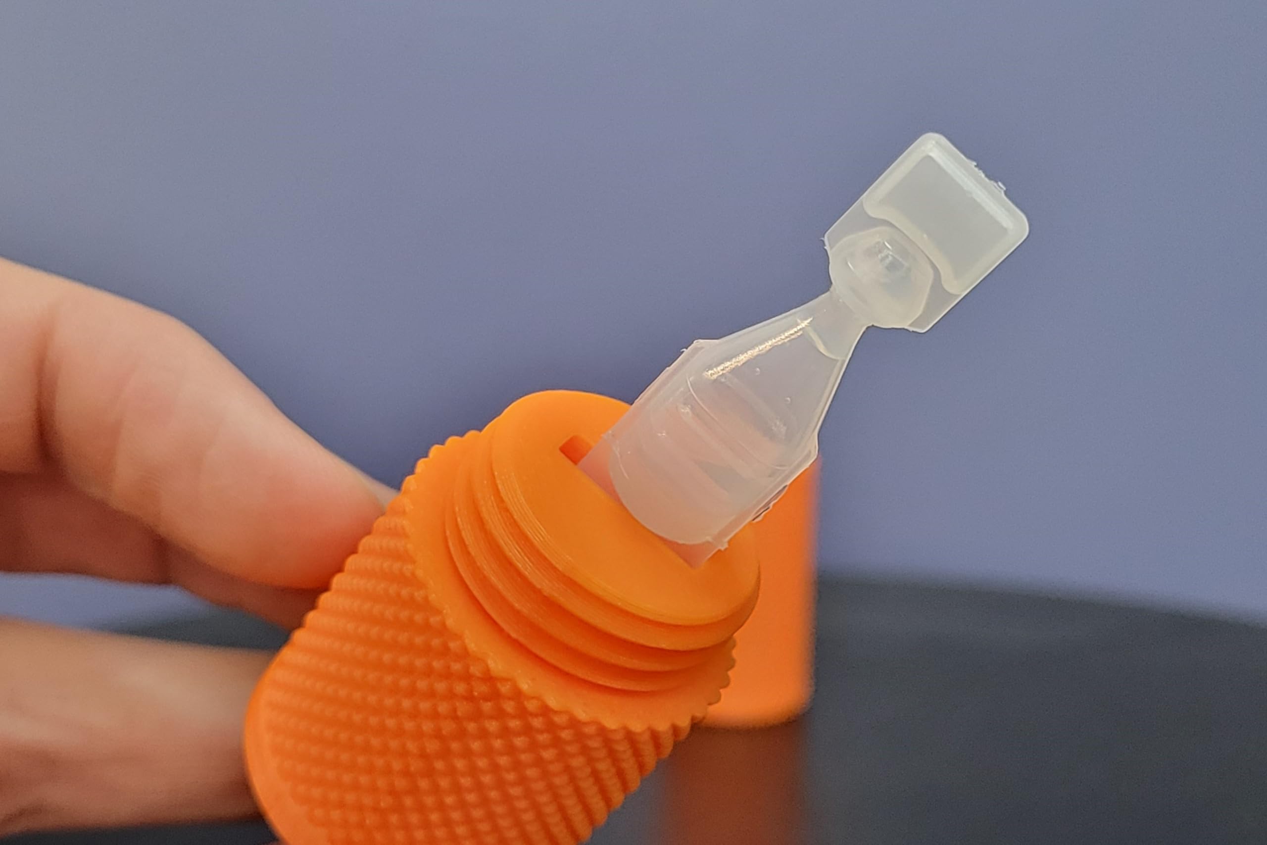 Znet3D porta-viales en uso diario dentro del bolso o bolsillo